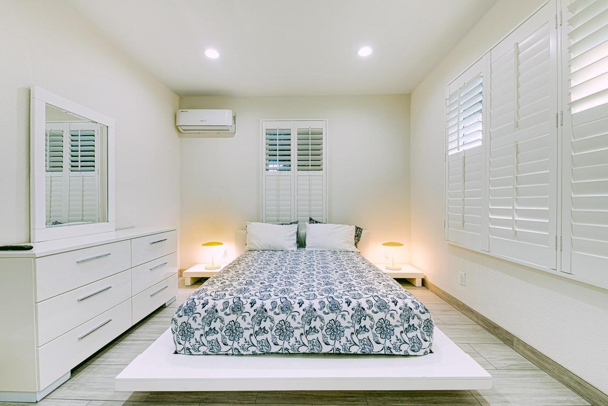 Stylish Modern Home, Ac, Parking & Near Fwys Санта-Ана Екстер'єр фото
