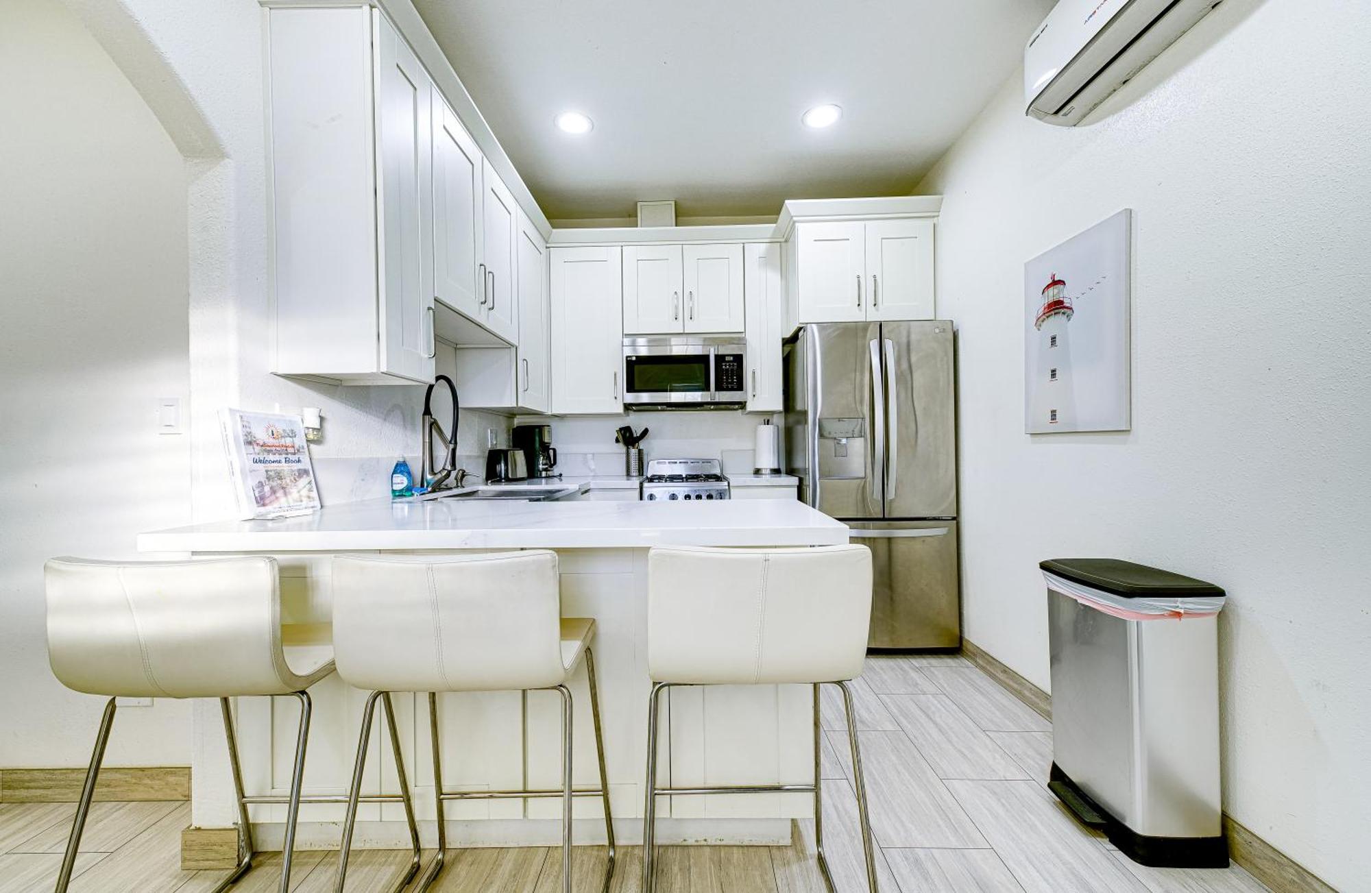 Stylish Modern Home, Ac, Parking & Near Fwys Санта-Ана Екстер'єр фото