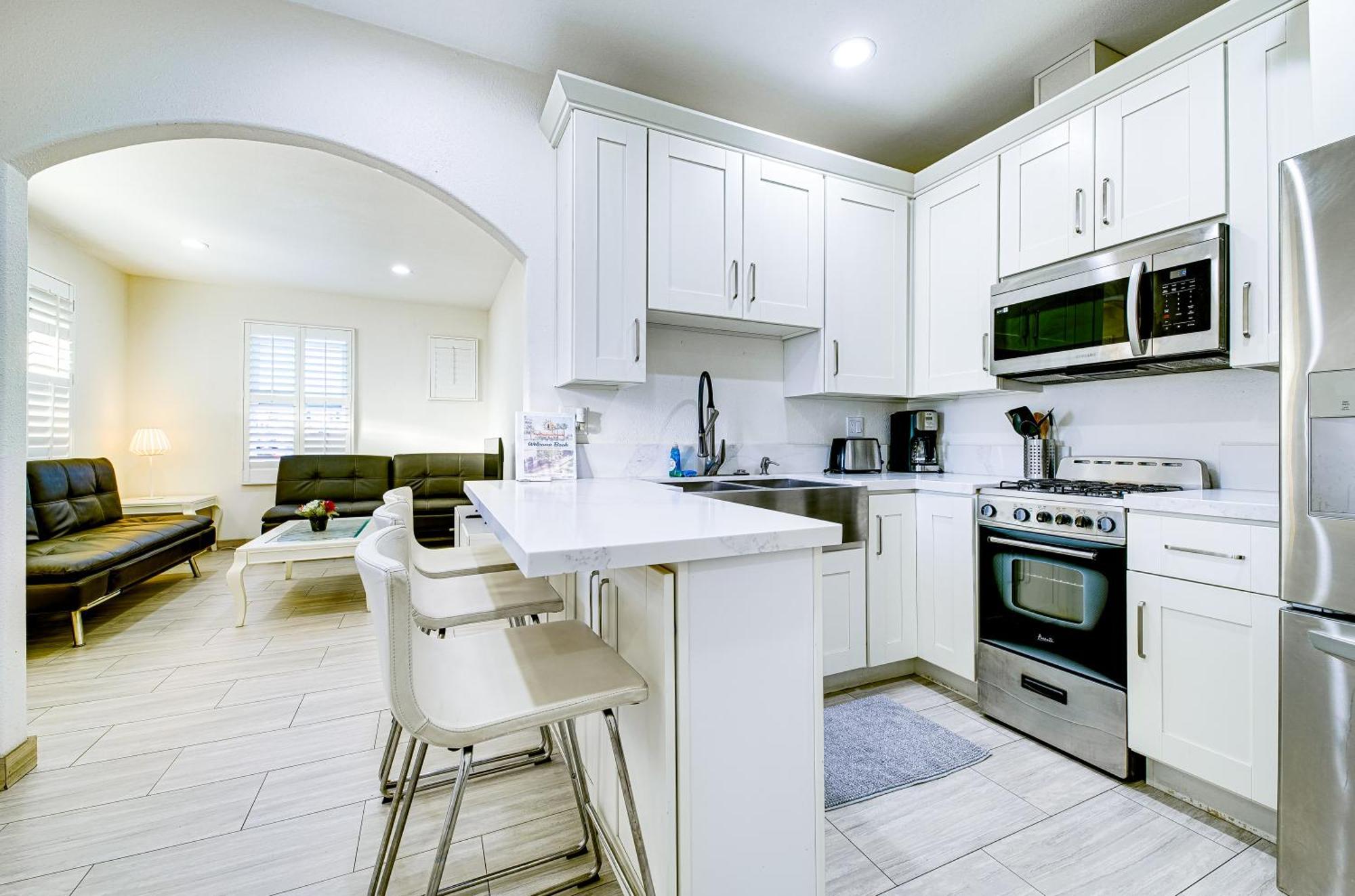 Stylish Modern Home, Ac, Parking & Near Fwys Санта-Ана Екстер'єр фото